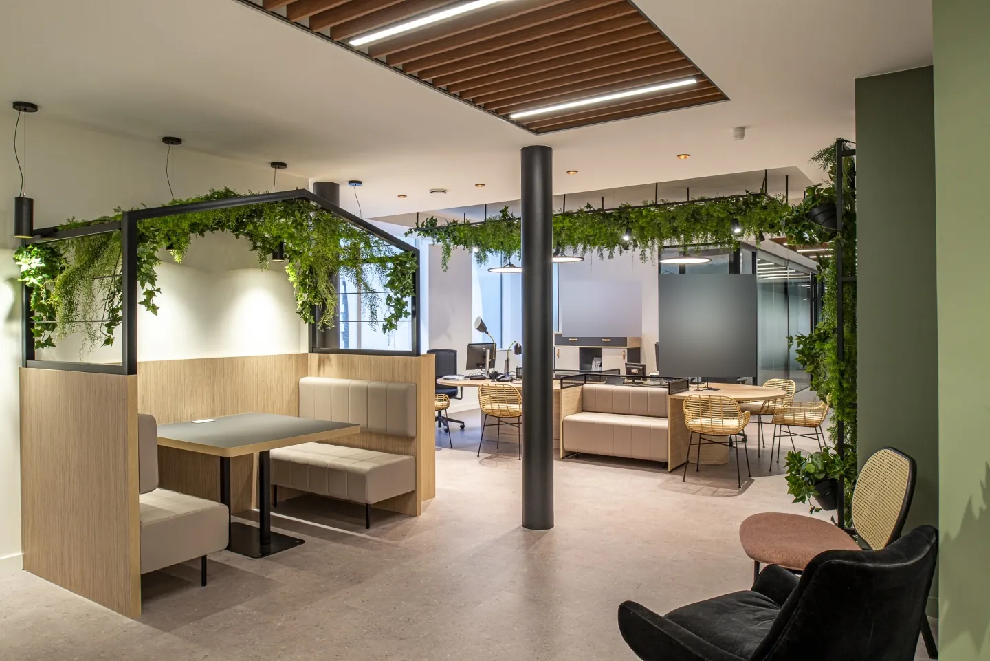 Faux plafond à lames de bois et caissons blancs