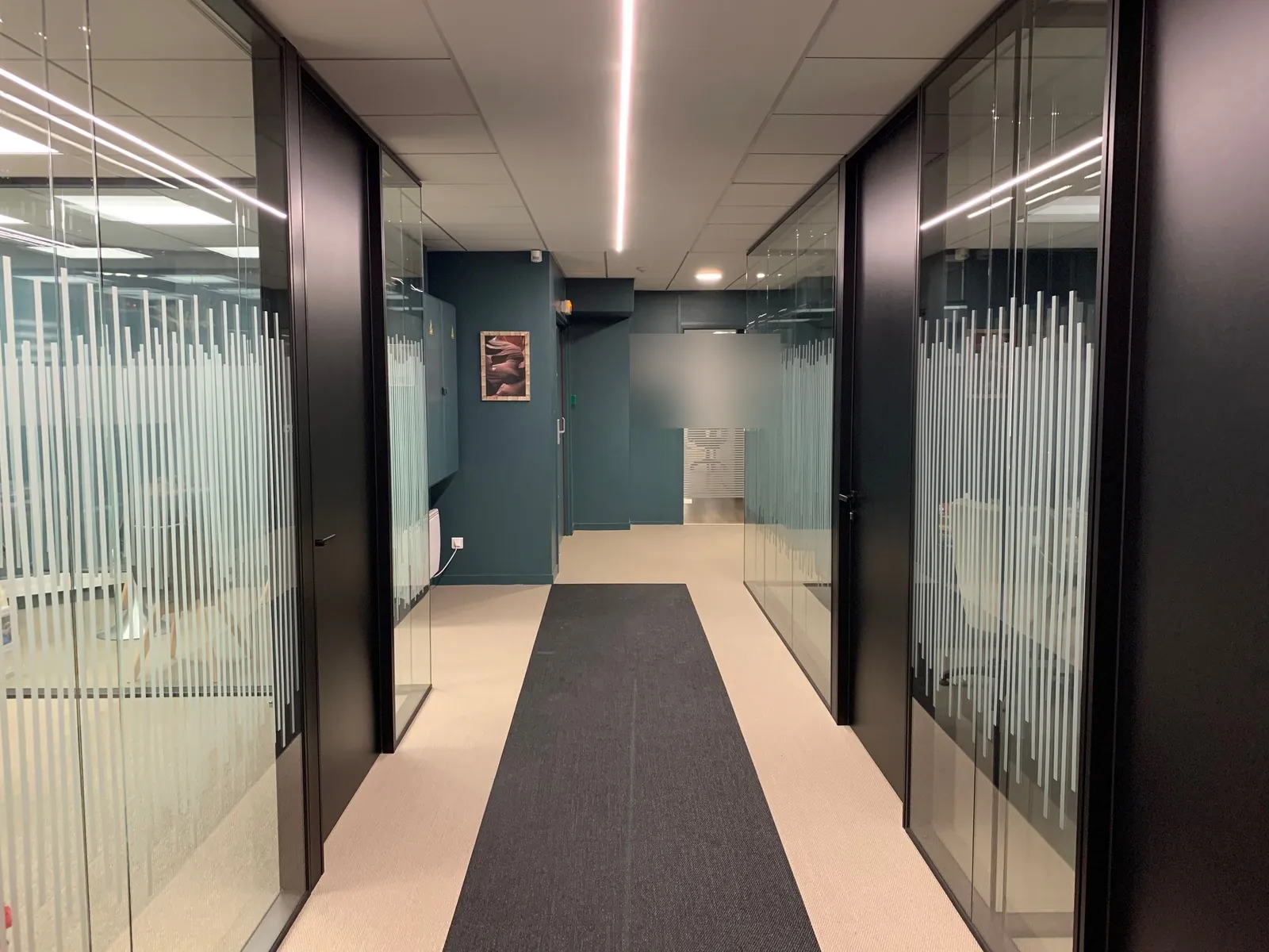 Couloir de bureaux, moquette et faux plafond en dalles