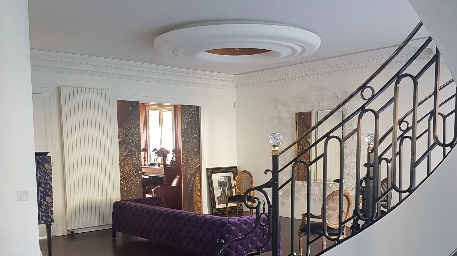 Anneau de plafond en plâtre et corniches moulurées