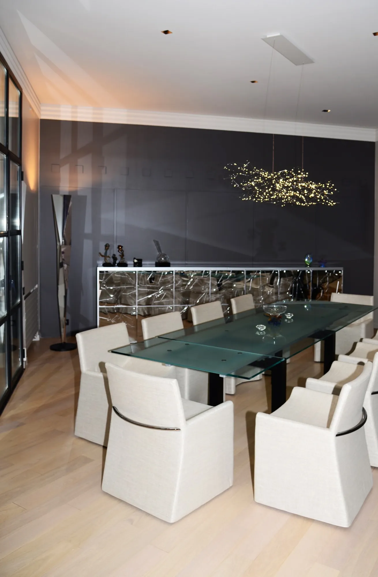 Salle à manger, mur gris anthracite et corniches