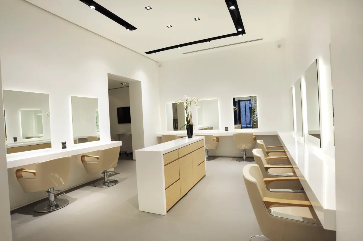 Salon de coiffure, plafond à rails encastrés