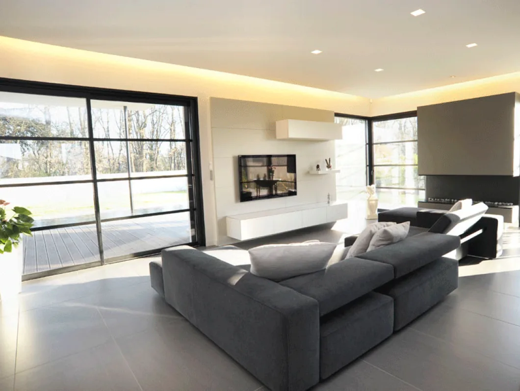 Séjour aux tons gris, faux plafond à gorge lumineuse