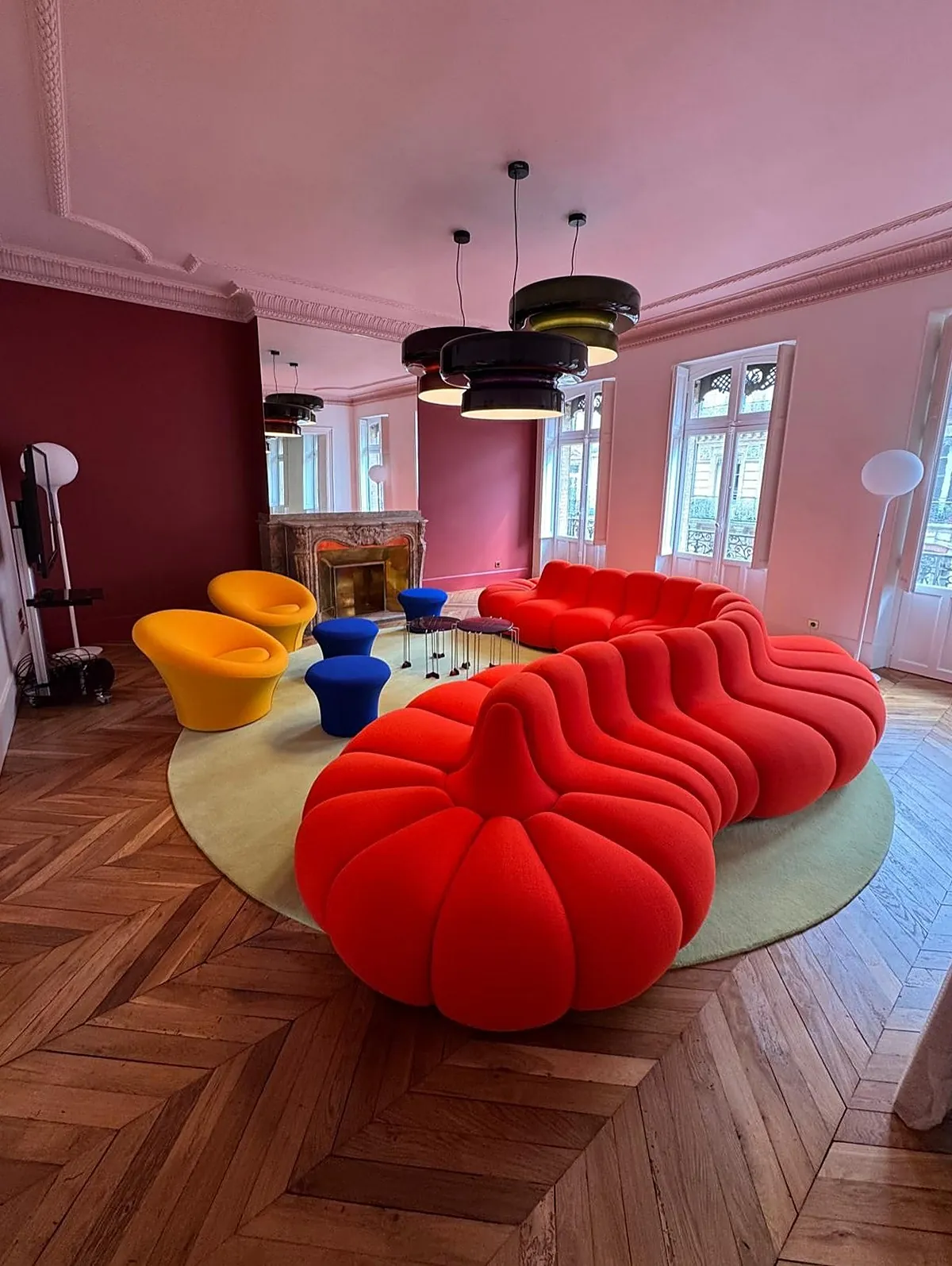 Salon aux murs roses, moulures et parquet en point de Hongrie