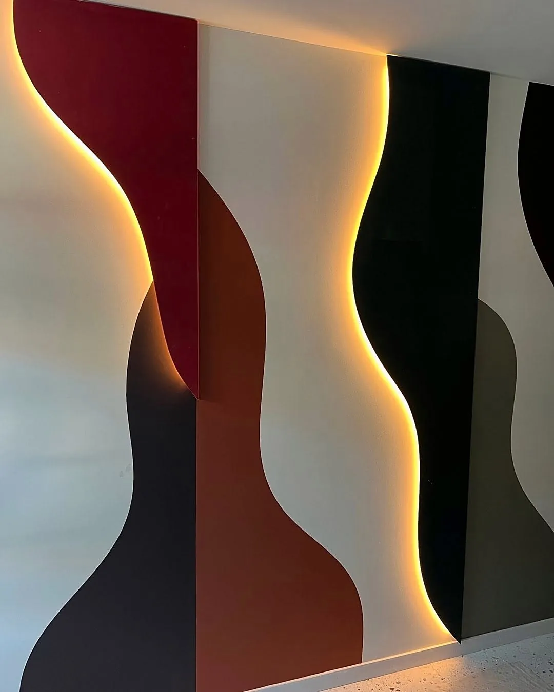 Mur aux formes ondulées, rétroéclairé